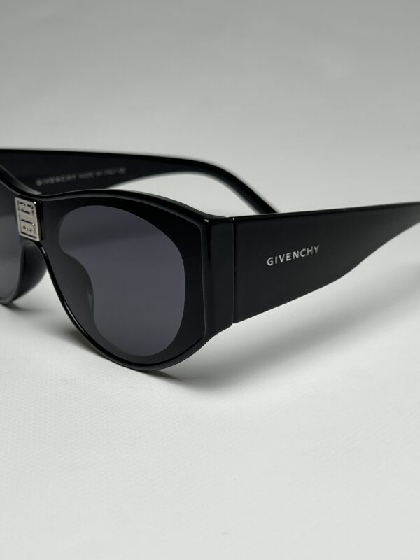 GIVENCHY - Image 2