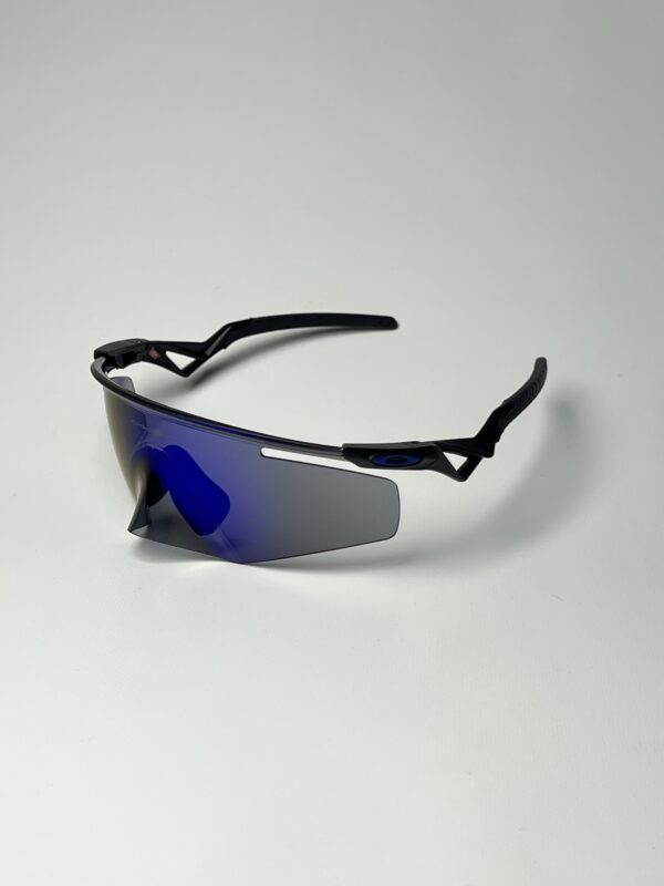 OAKLEY