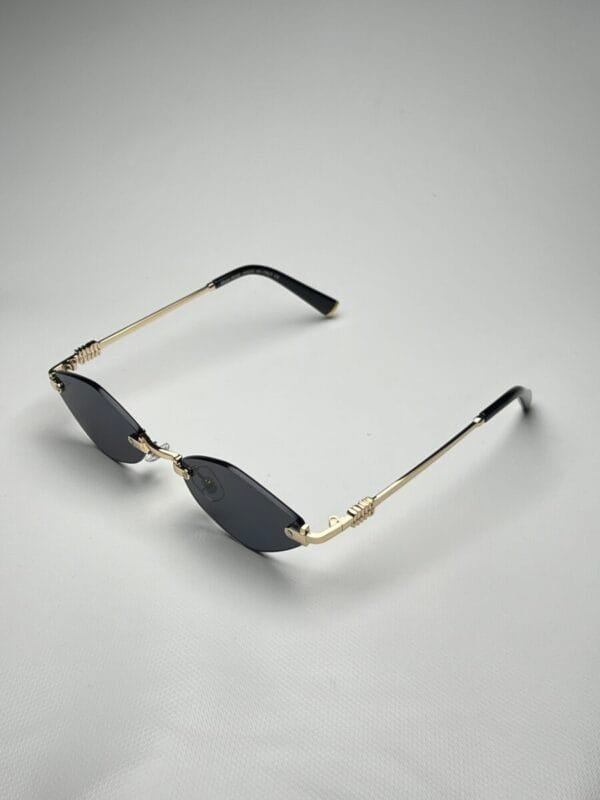 Miu-Miu Triangular Negra