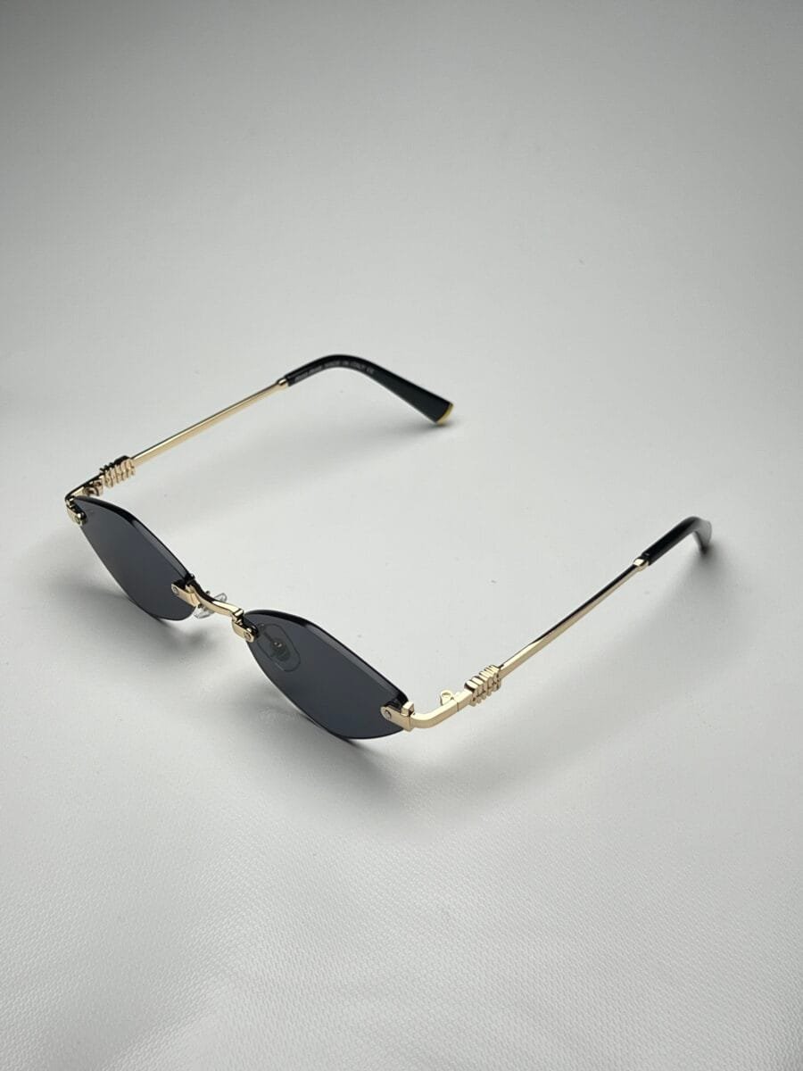 Miu-Miu Triangular Negra