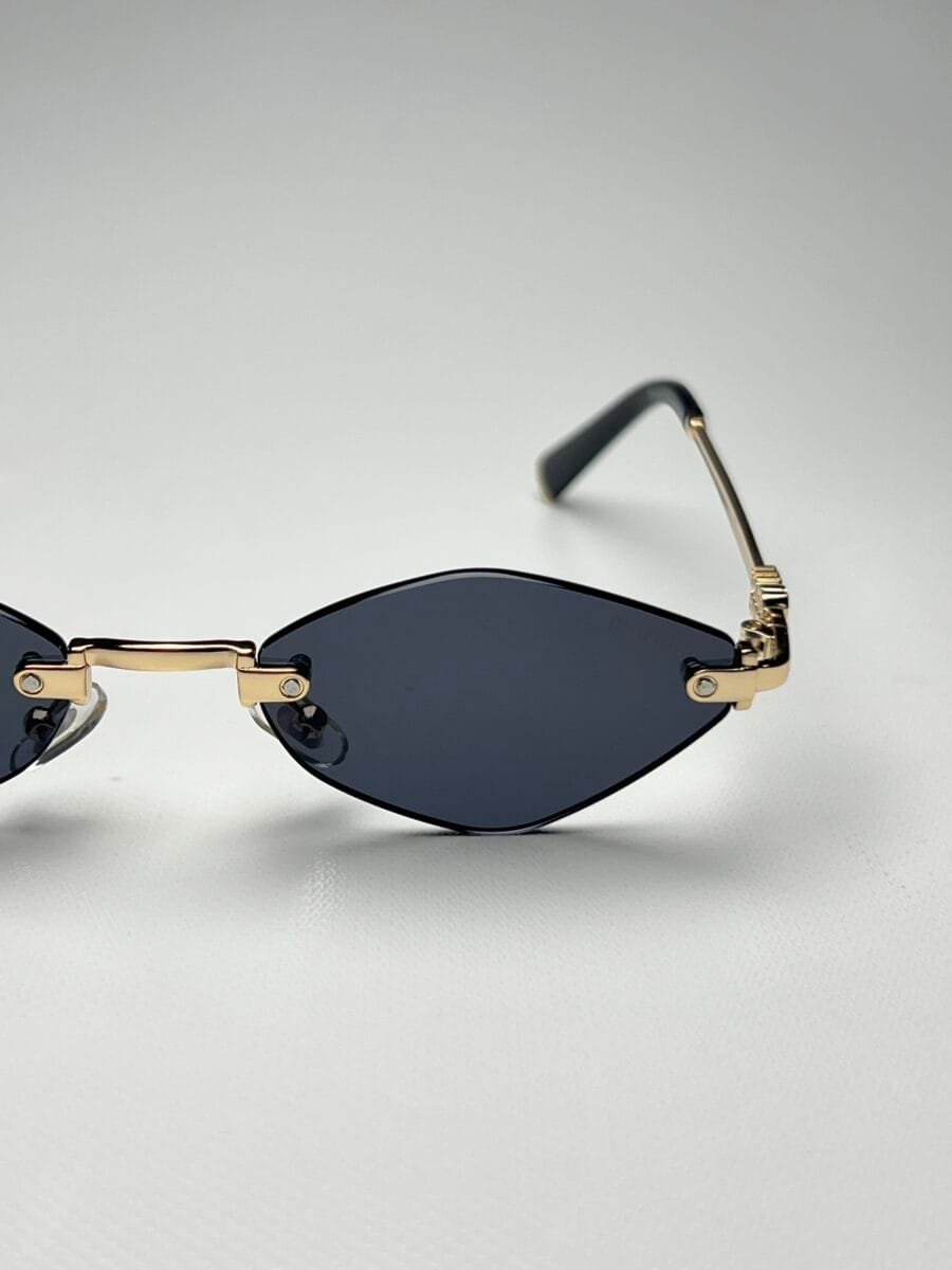Miu-Miu Triangular Negra - Image 5