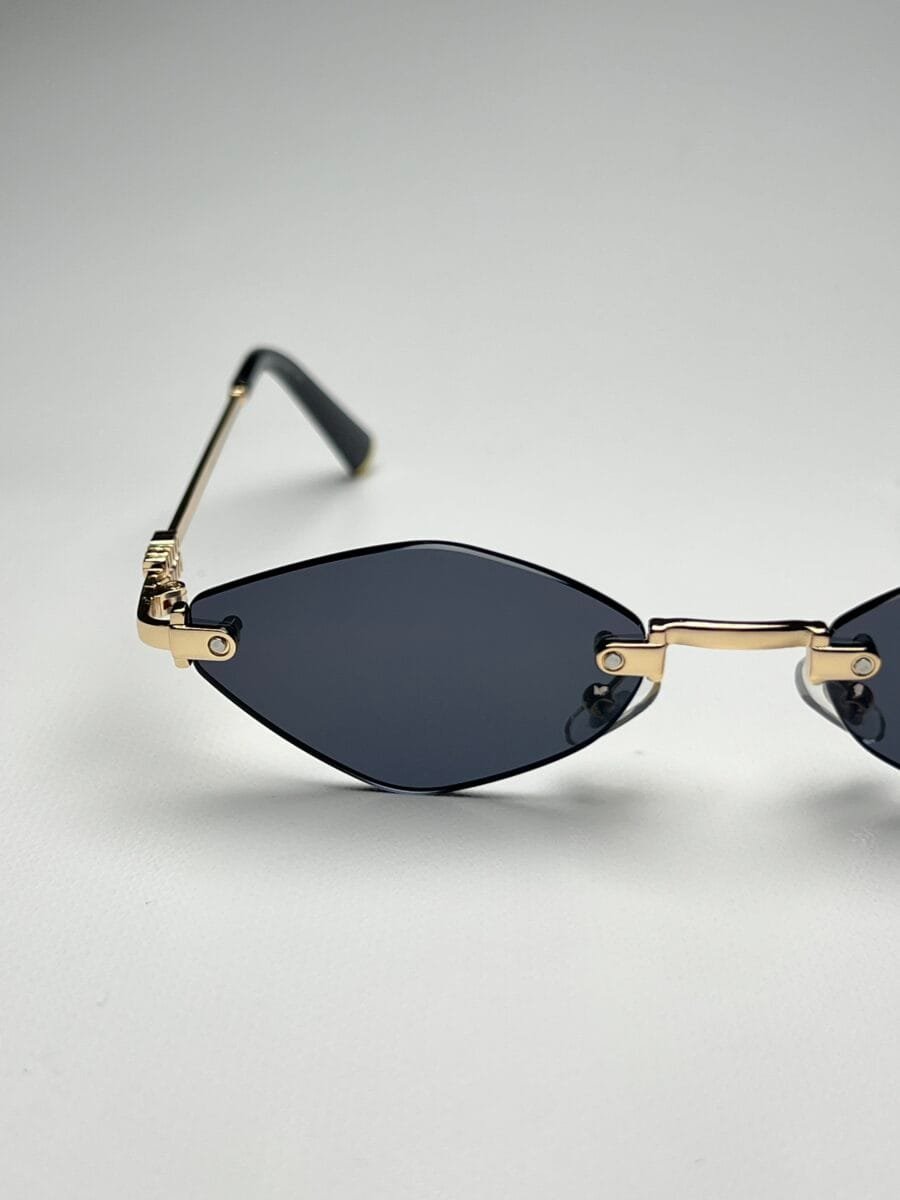 Miu-Miu Triangular Negra - Image 4