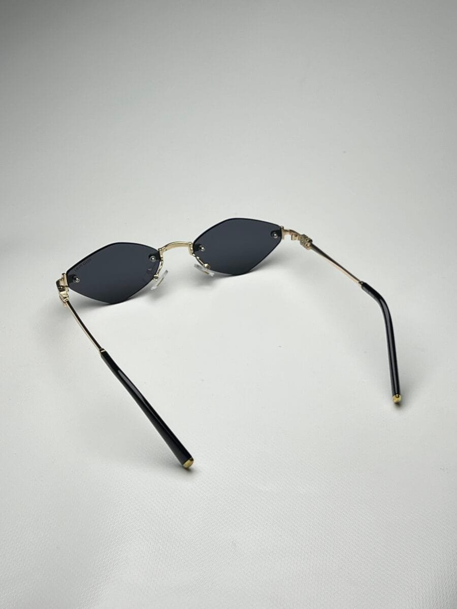 Miu-Miu Triangular Negra - Image 6