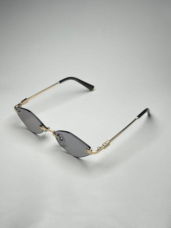 Miu-Miu Triangular Gris Blue Light