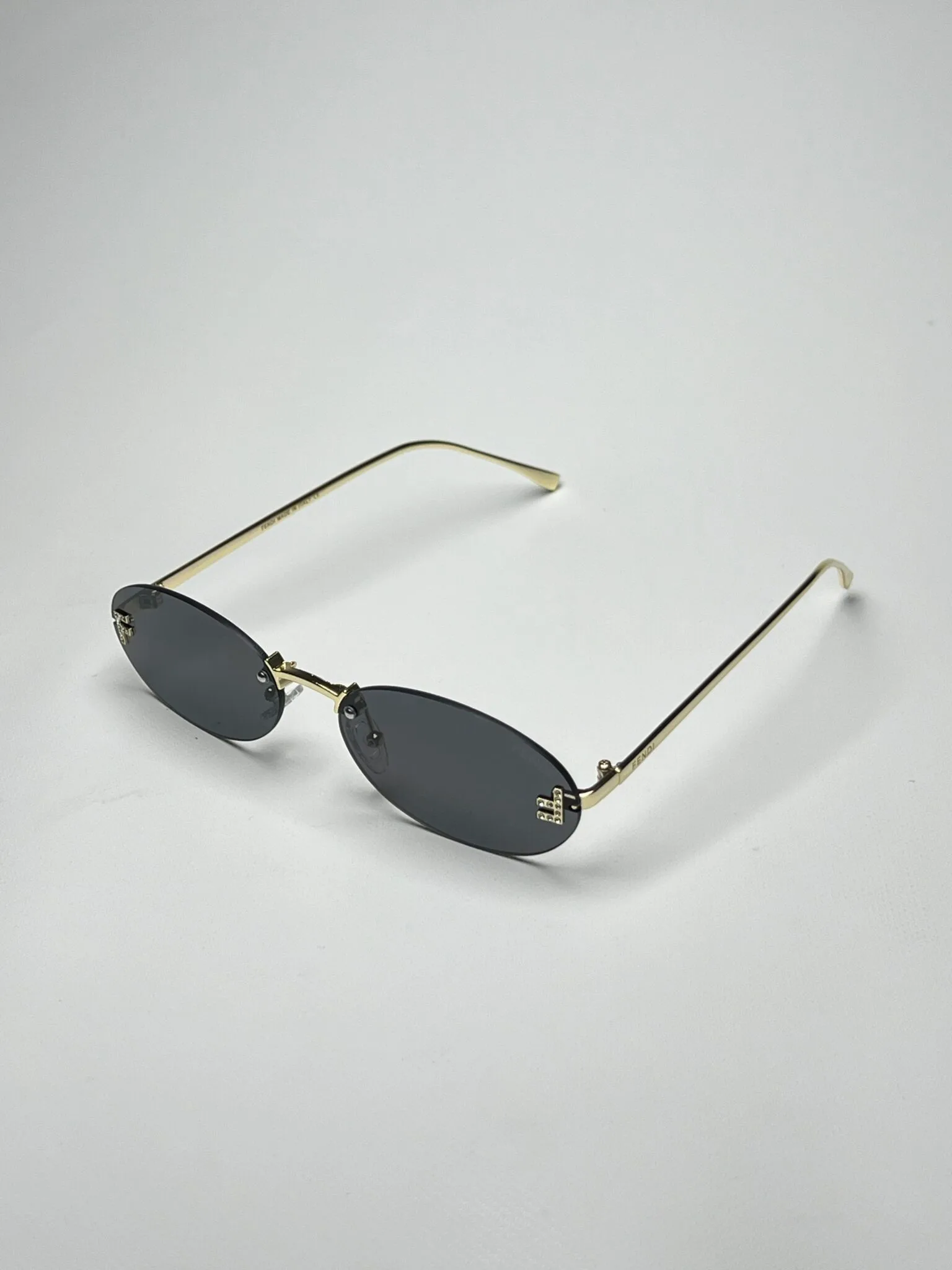 FENDI OVALADA NEGRA DORADO