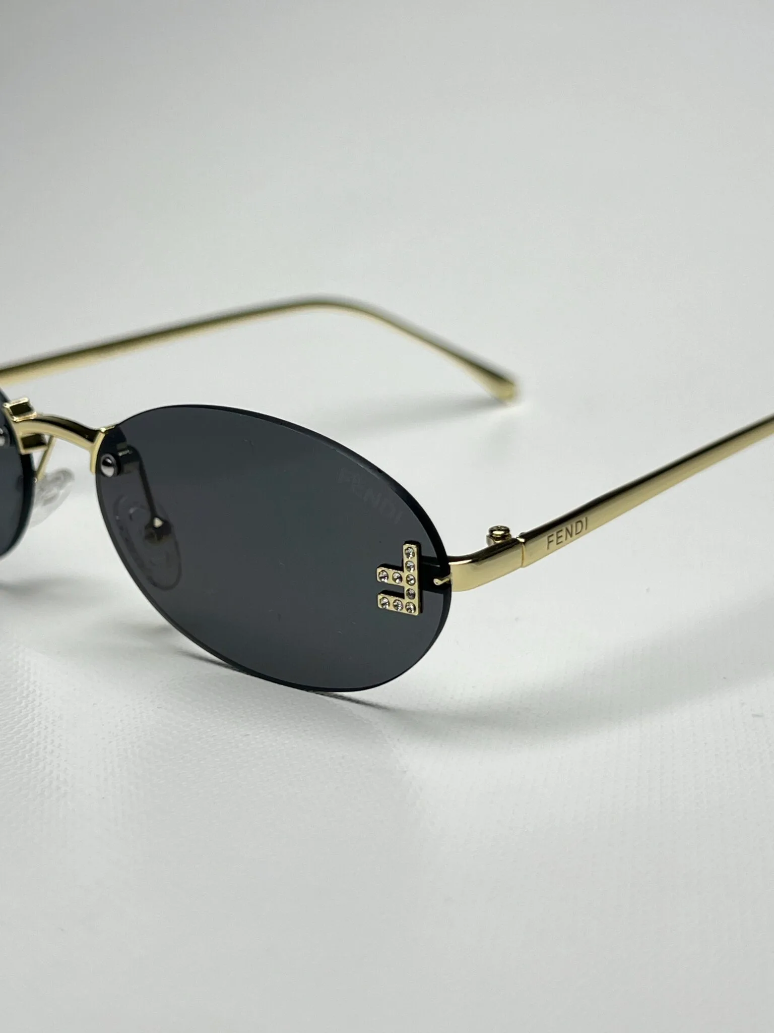 FENDI OVALADA NEGRA DORADO - Image 2